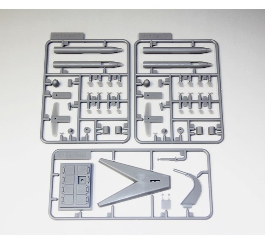 Tomahawk RGM-109 Cruise Missile, 2 Missiles with Bases 1:72