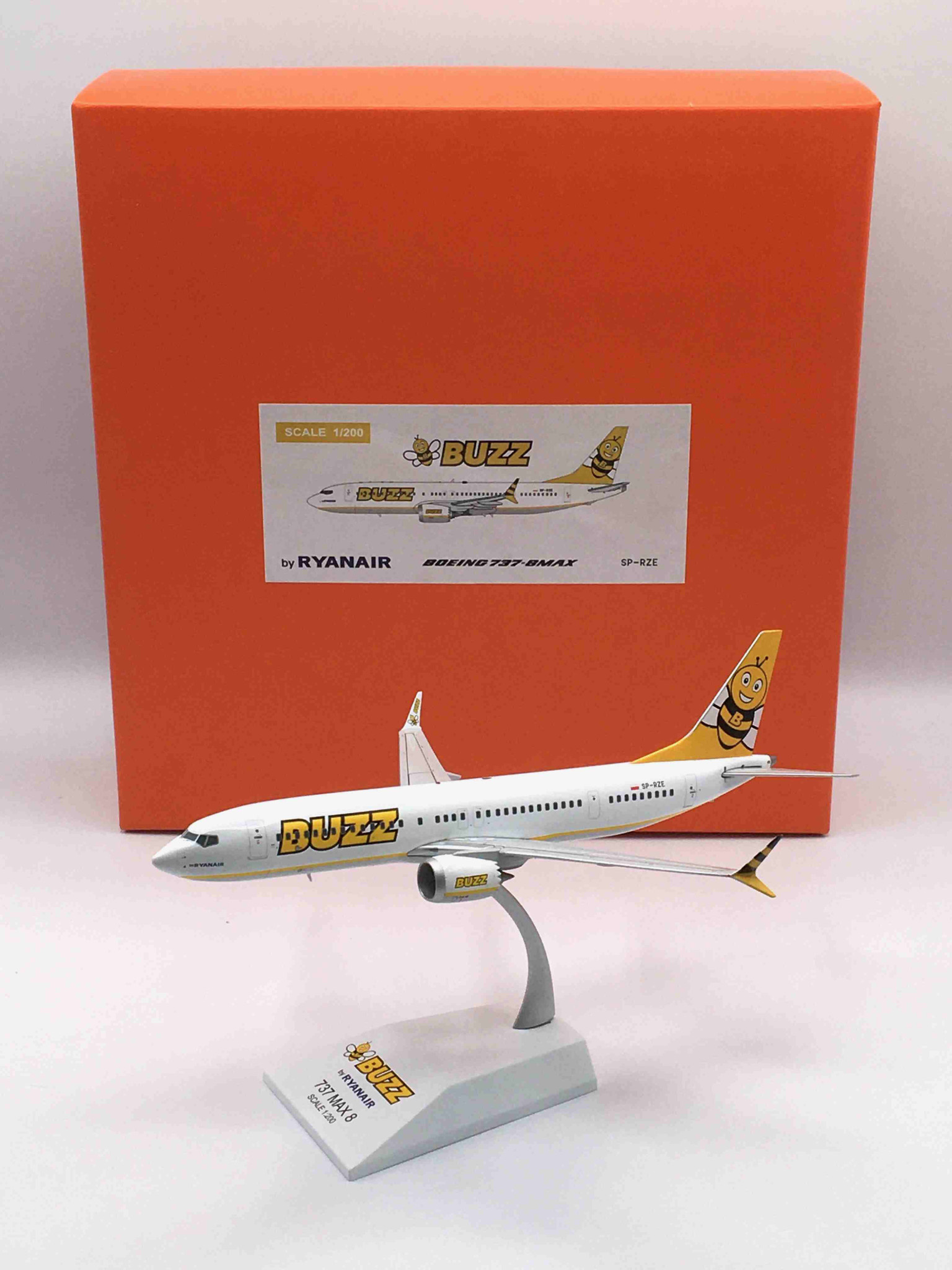 B737-8 MAX Buzz SP-RZB 1:200 with stand