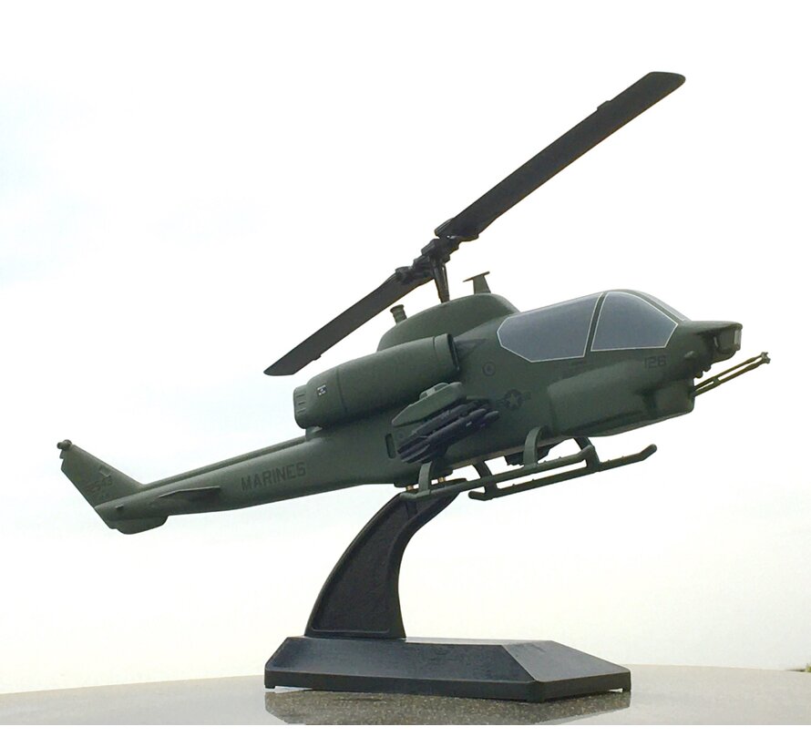 AH1W Cobra US Marine Corps 126 green 1:35 with stand