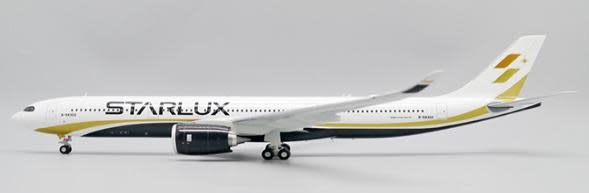 A330-900neo Starlux Airlines B-58302 1:200 with stand