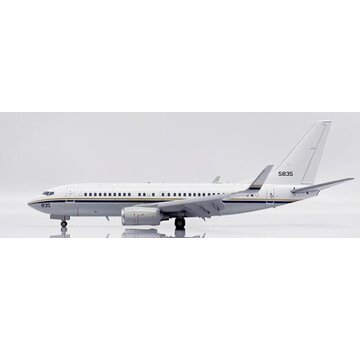 JC Wings C40A Clipper (B737-700 BBJ) US Navy 165835 1:200 with stand