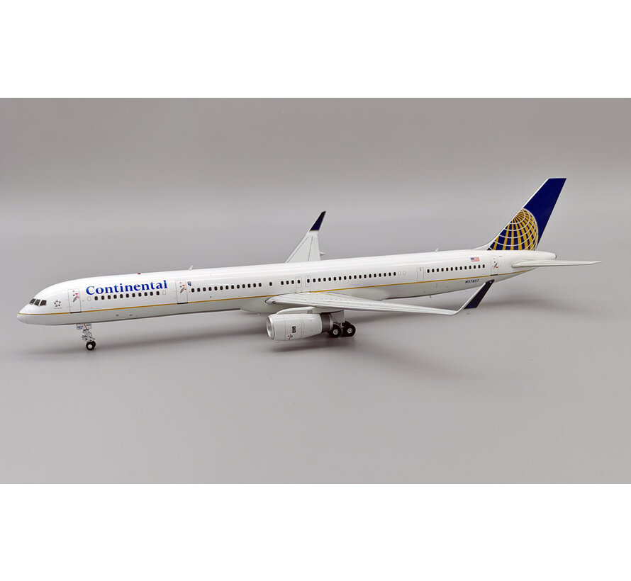 B757-300 Continental Airlines final livery N57857 1:200 with stand