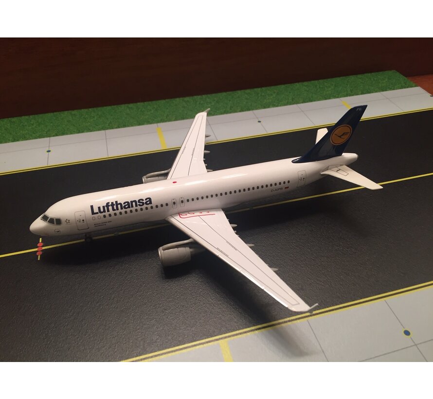 Starjets A320-200 Lufthansa D-AIP 'Heidelberg' 1:200 *Collection Sale