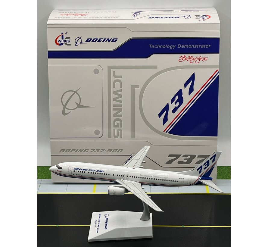 B737-900 Boeing House Colors N737X 1:200 with stand