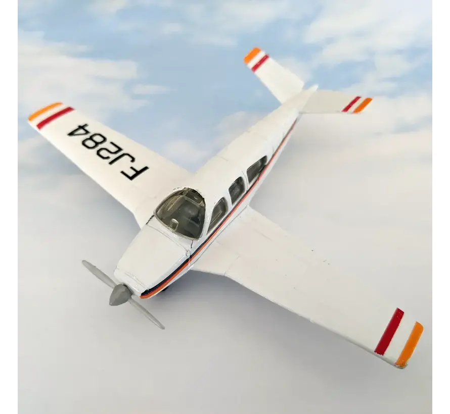Beechcraft Bonanza (Orange markings) with connectable runway