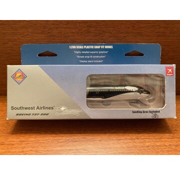 Hogan B737-300 Southwest N334SW 'Shamu' w/gear1:200 [Plastic snap]**Collection sale