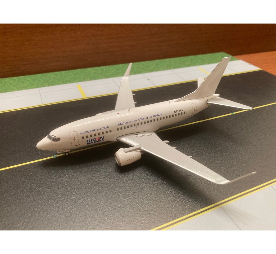 B737-500 Biden Harris Campaign 2020 N732KA 1:200 with stand **Collection sale