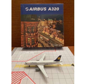 Phoenix Diecast A320-200 Lufthansa D-AIQW '100 Jahre Hamburg Airport' 1:400**Collection sale
