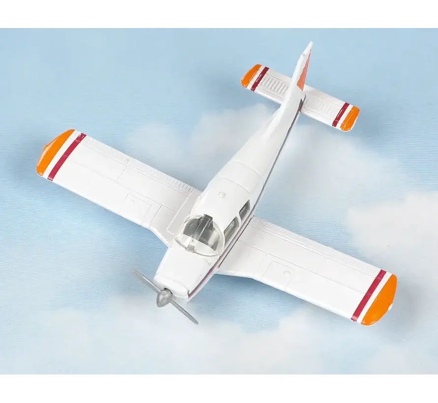 PA-28 Piper Cherokee with connectable runway