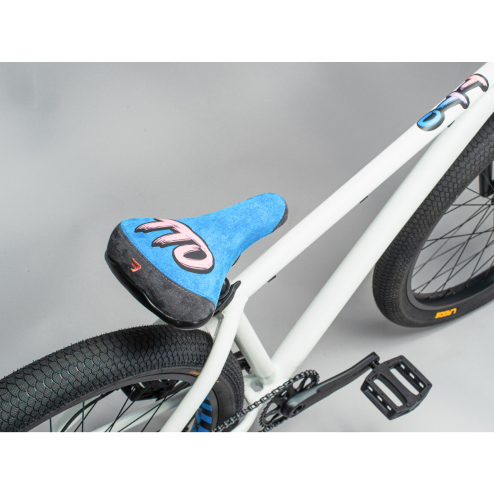 Mafia Bikes Mafia Bomma TTO 27.5” Wheelie Bike White Pearl
