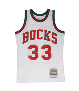 MITCHELL AND NESS BUCKS KAREEM '71-72 SWINGMAN JERSEY