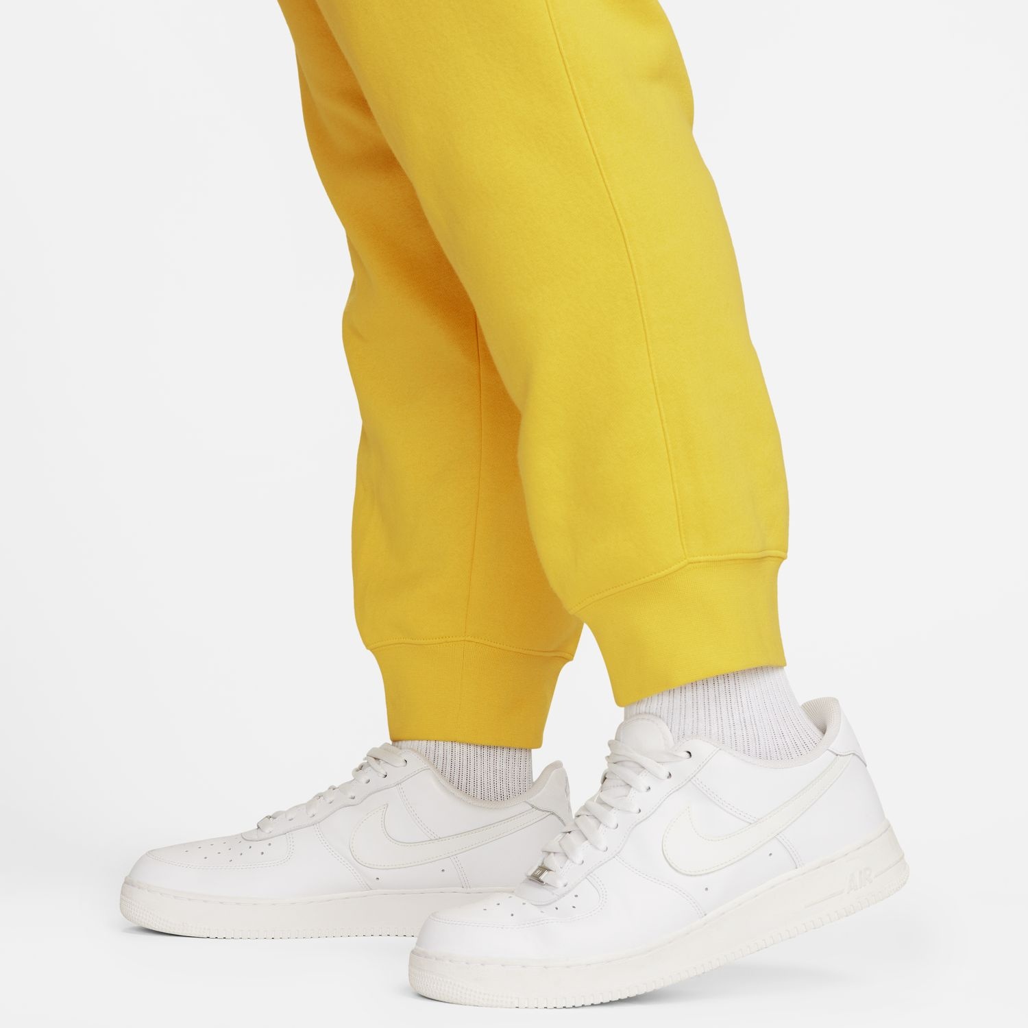 Nike air force 1 low white 2025 with joggers