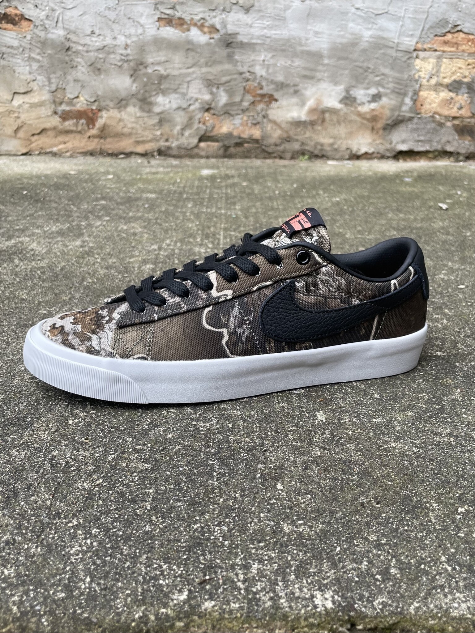 Nike sb Blazer Low GT Premium Black Safety Orange Black FA SKATES