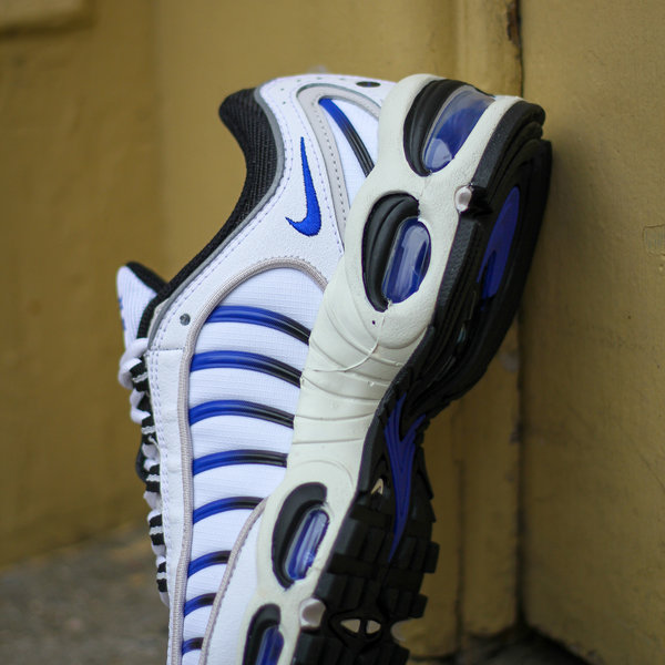 air max tailwind on feet