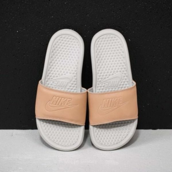 nike wmns benassi