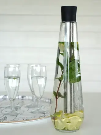 BORN IN SWEDEN · Carafe en verre | avec tige de métal refroidissante et bouchon en liège naturel