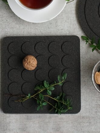 BORN IN SWEDEN · Sous-plat carré | Liège naturel noir | Pois