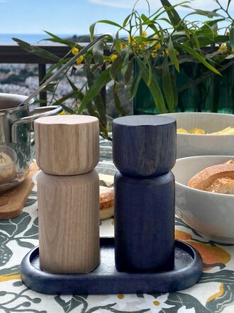 BORN IN SWEDEN · Moulins à sel et poivre, avec mini plateau · Bas · Bois de frêne