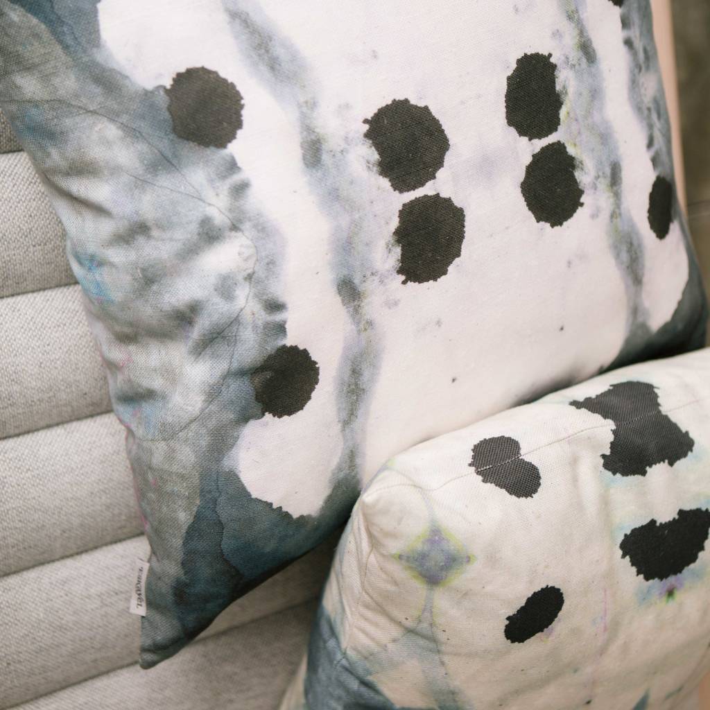 Eskayel Dynasty Indigo 24" Pillow