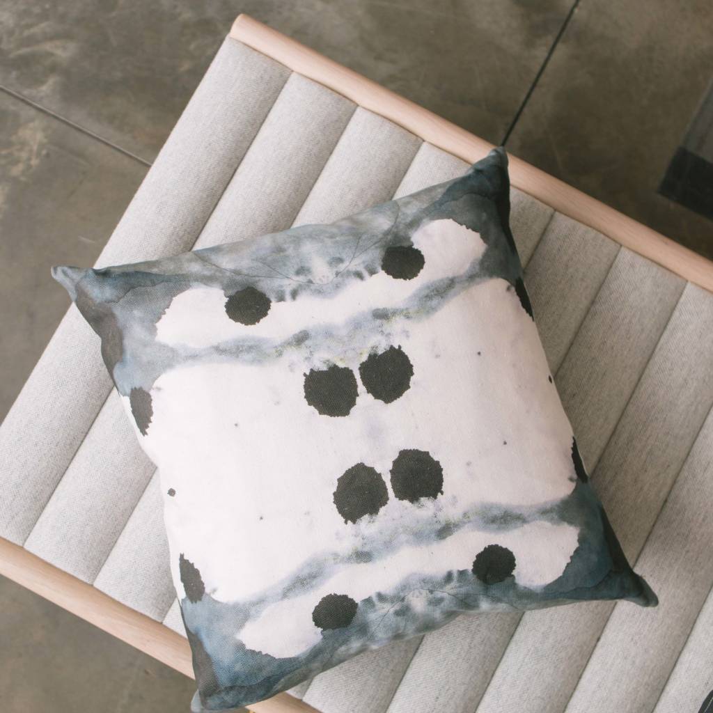 Eskayel Dynasty Indigo 24" Pillow