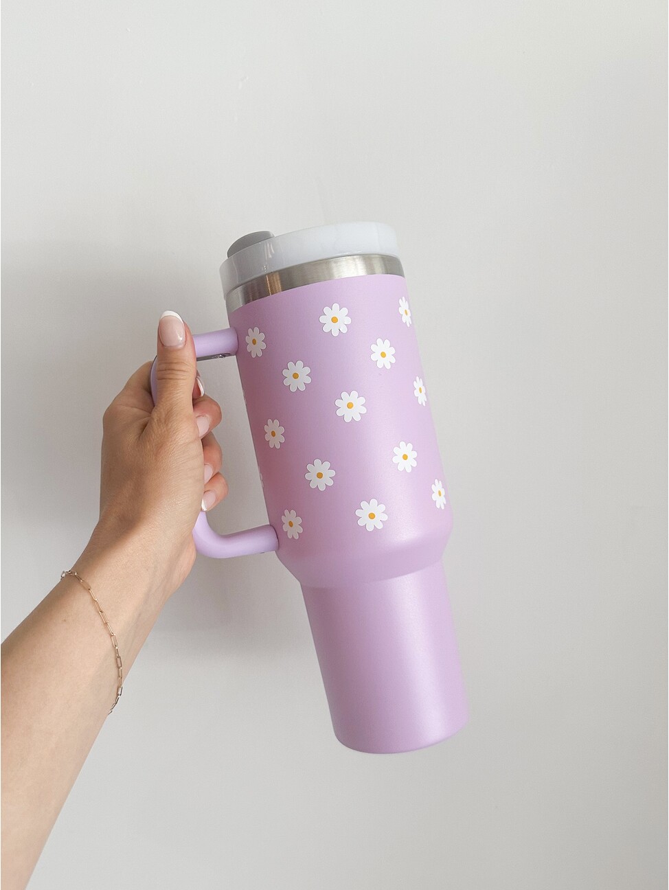 https://cdn.shoplightspeed.com/shops/604441/files/57705140/974x1296x2/alarocquedesign-tasse-tumbler-marguerite-violet.jpg