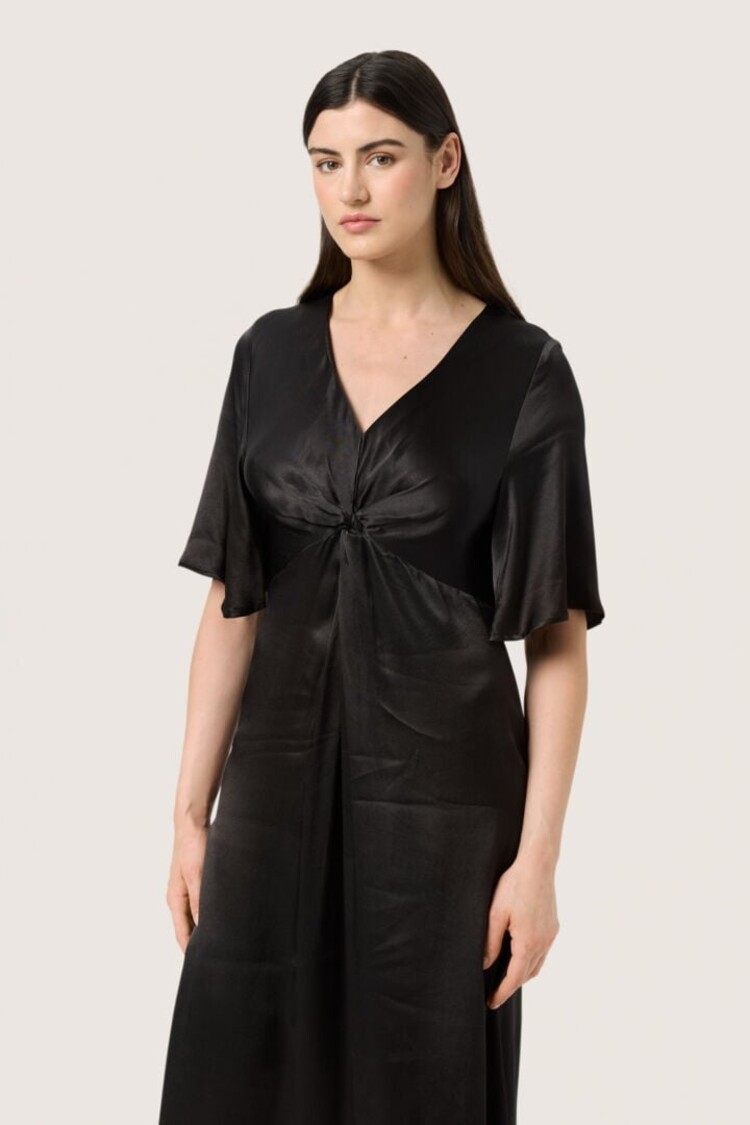SOAKED IN LUXURY ROBE MILU -BLACK