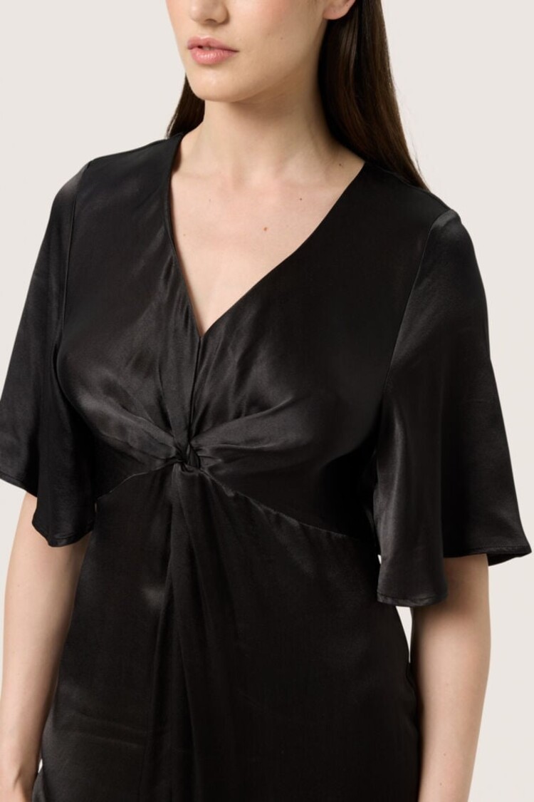SOAKED IN LUXURY ROBE MILU -BLACK