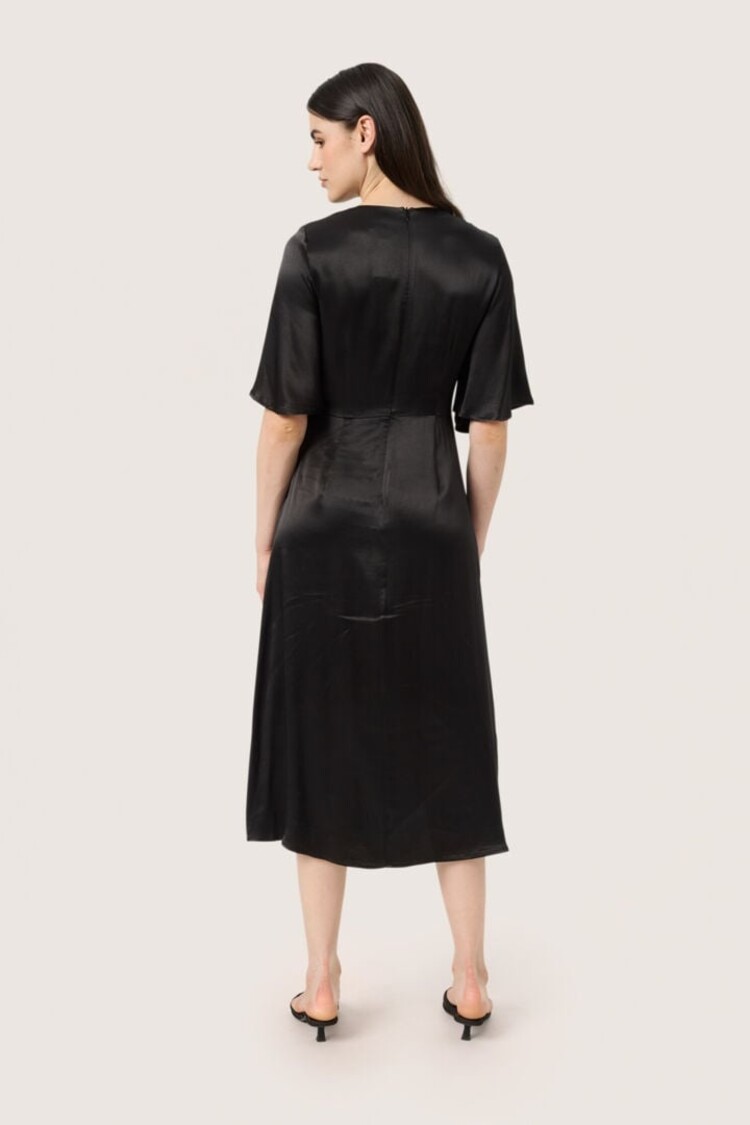 SOAKED IN LUXURY ROBE MILU -BLACK