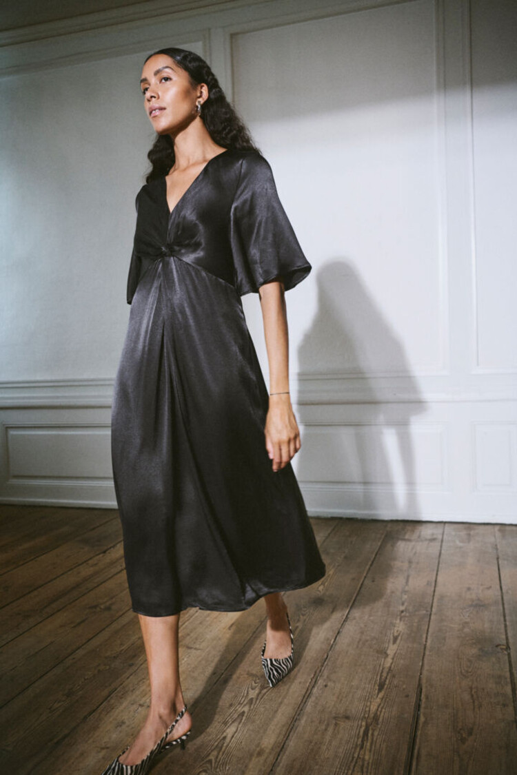 SOAKED IN LUXURY ROBE MILU -BLACK