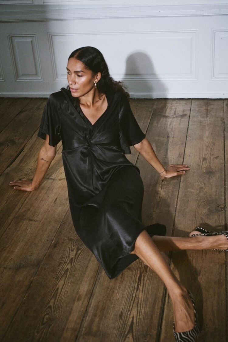 SOAKED IN LUXURY ROBE MILU -BLACK