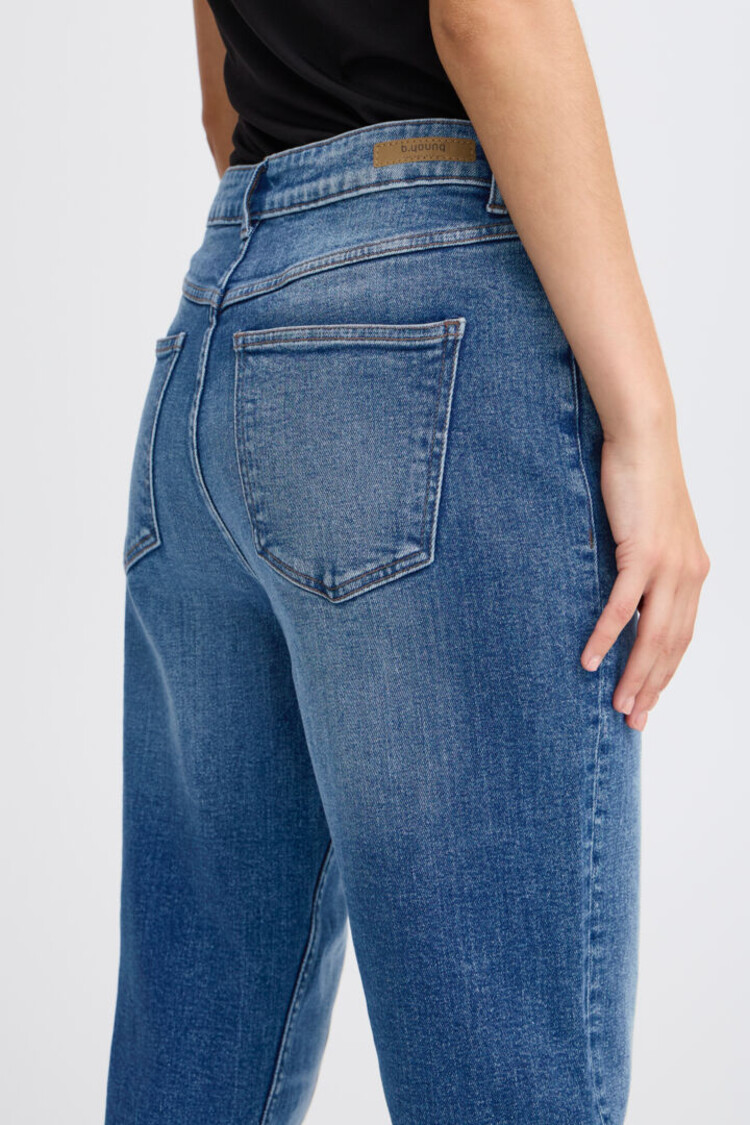 B.YOUNG MOM JEANS LOETTA - MID BLUE DENIM