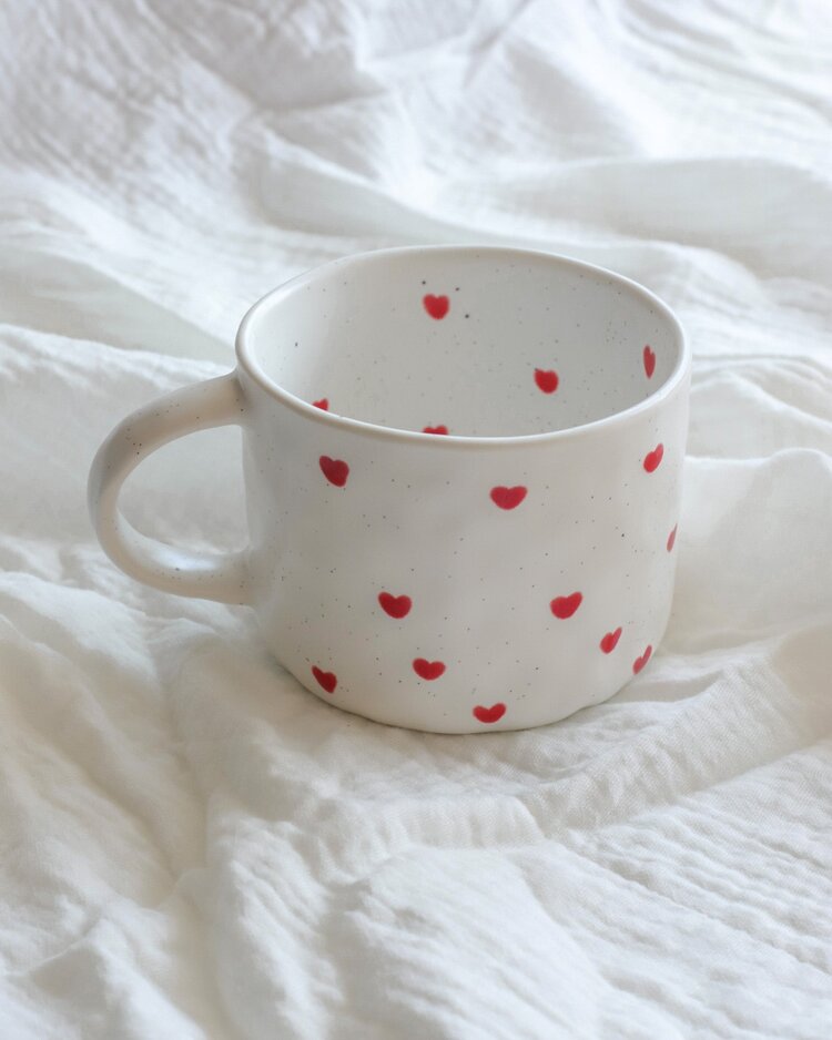 MOI D'ABORD TASSE COEURS ROUGES MINIMALISTE