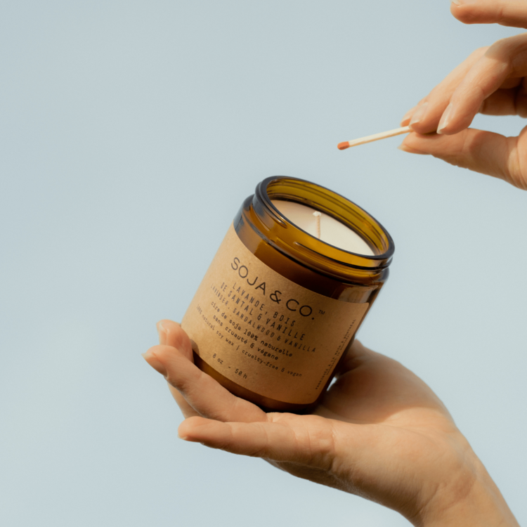 SOJA & CO CHANDELLE LAVANDE, BOIS DE SANTAL & VANILLE - 4 OZ