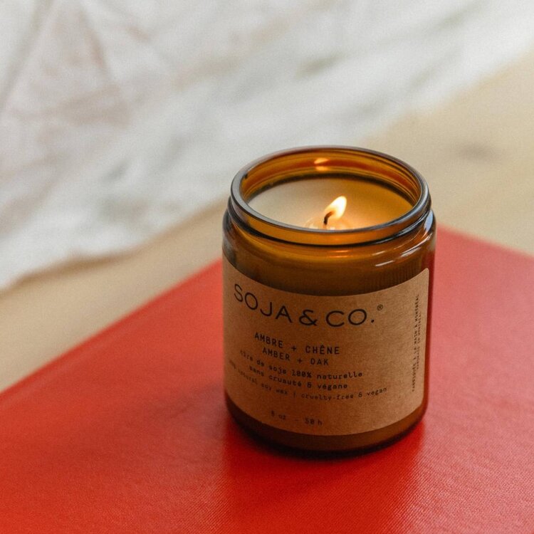 SOJA & CO CHANDELLE - AMBRE &CHÊNE - 8 OZ