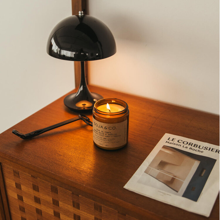 SOJA & CO CHANDELLE FÈVE DE TONKA, VANILLE & AMBRE BOISÉ - 8 OZ