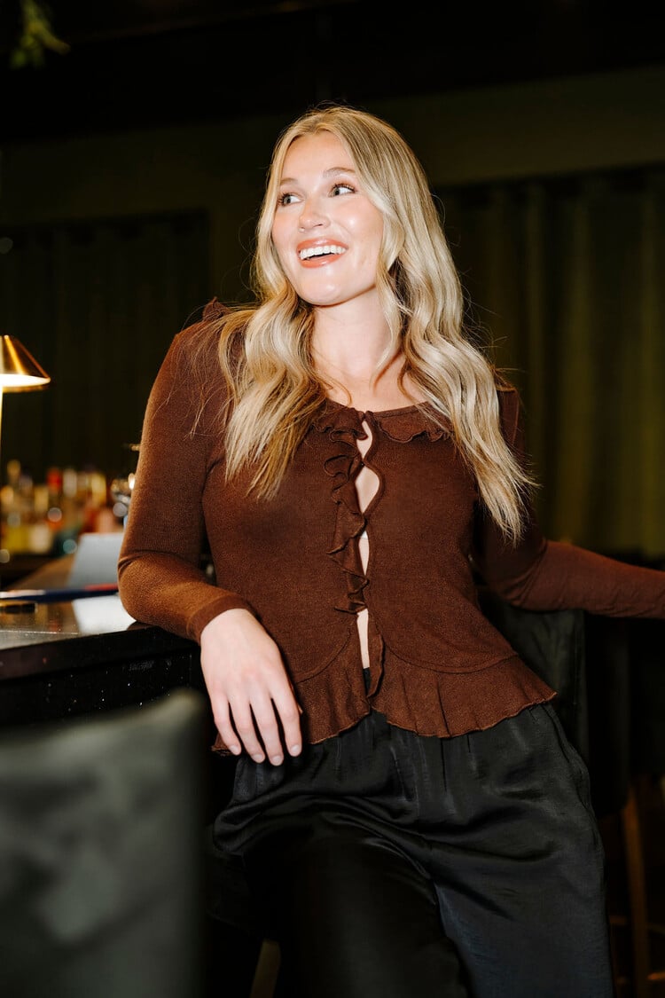 ROSE MATERNITÉ CARDIGAN À VOLANT LÉGER - CHOCOLAT