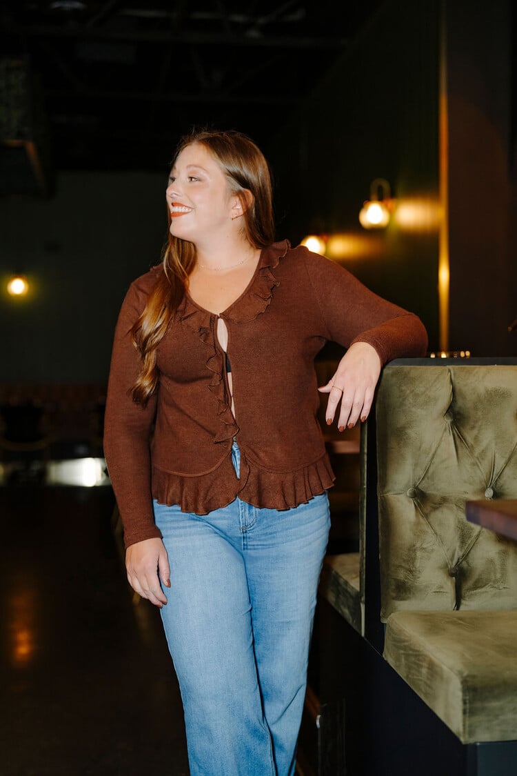 ROSE MATERNITÉ CARDIGAN À VOLANT LÉGER - CHOCOLAT