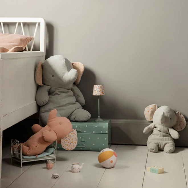 Safari Friends Medium Elephant Powder