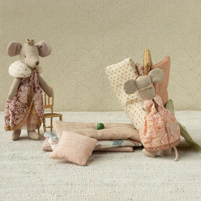 Mouse Big Sister Princess and the Pea