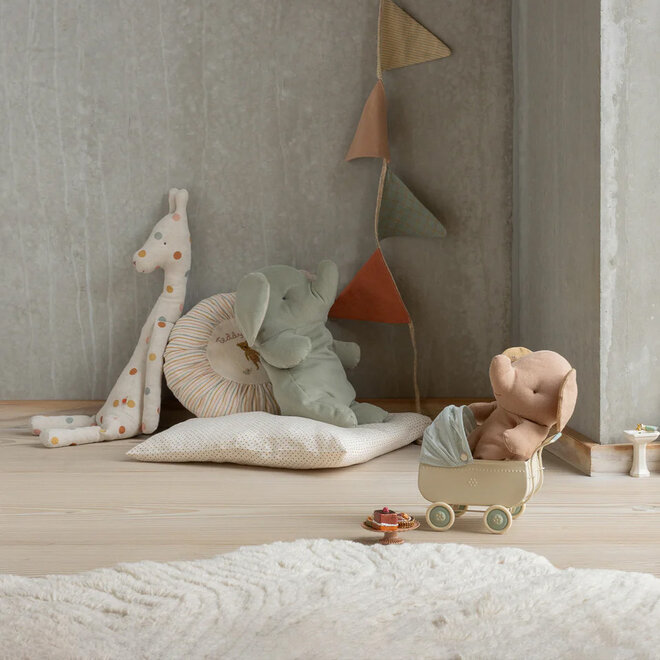 Safari Friends Medium Elephant Iron Grey