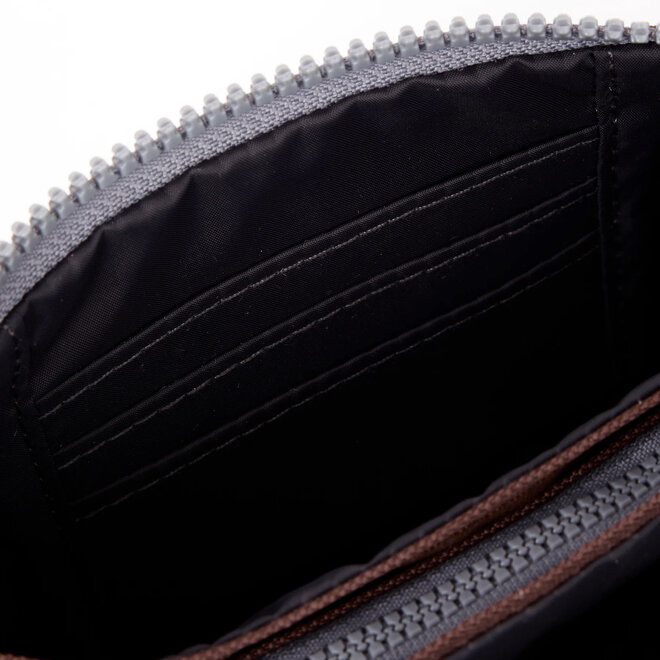 Carnaby Wallet Medium Cocoa with Wrist Strap