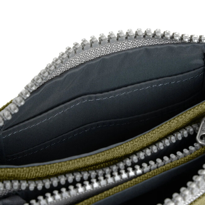Carnaby Wallet Medium Moss with Wrist Strap
