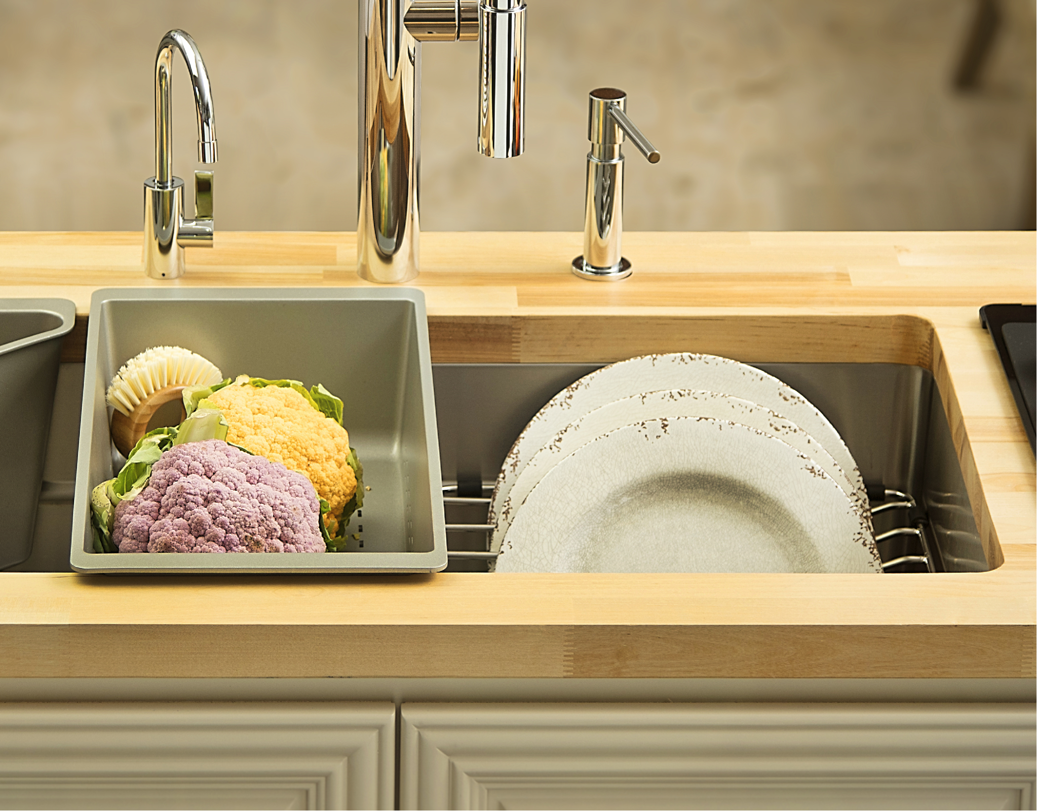 Colanders + Dish wracks