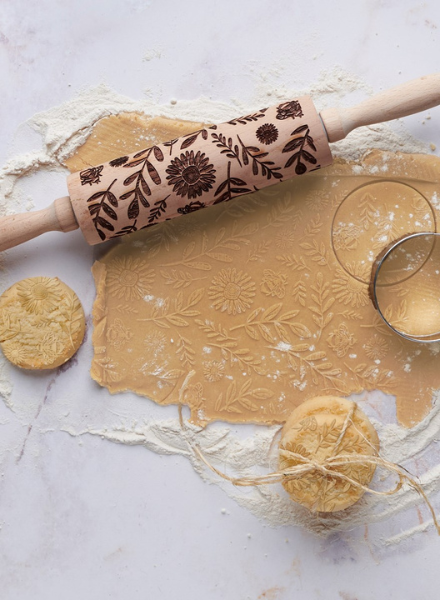  ROLLING PIN SPRING WOODDEN EMBOSSING ROLLING PIN with  BUTTERFLIES and FLOWERS EMBOSSED COOKIES GIFT FOR MOTHER FRIEND : Home &  Kitchen