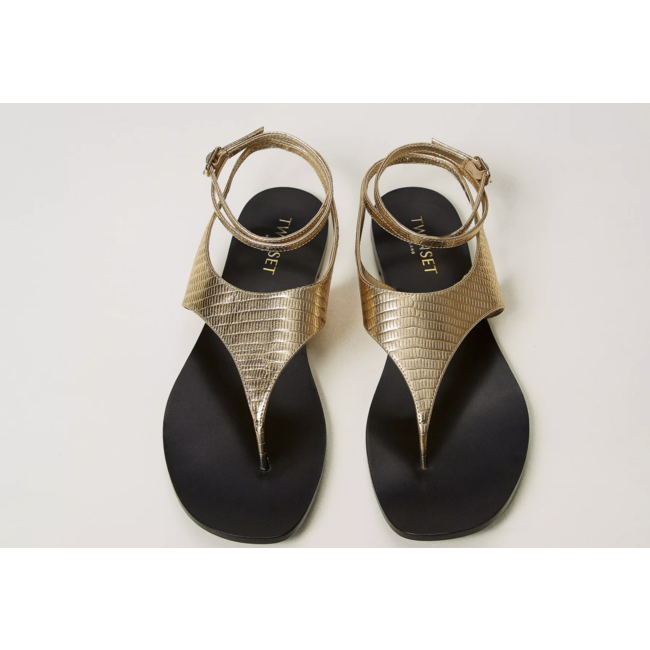 Flat leather thong sandals