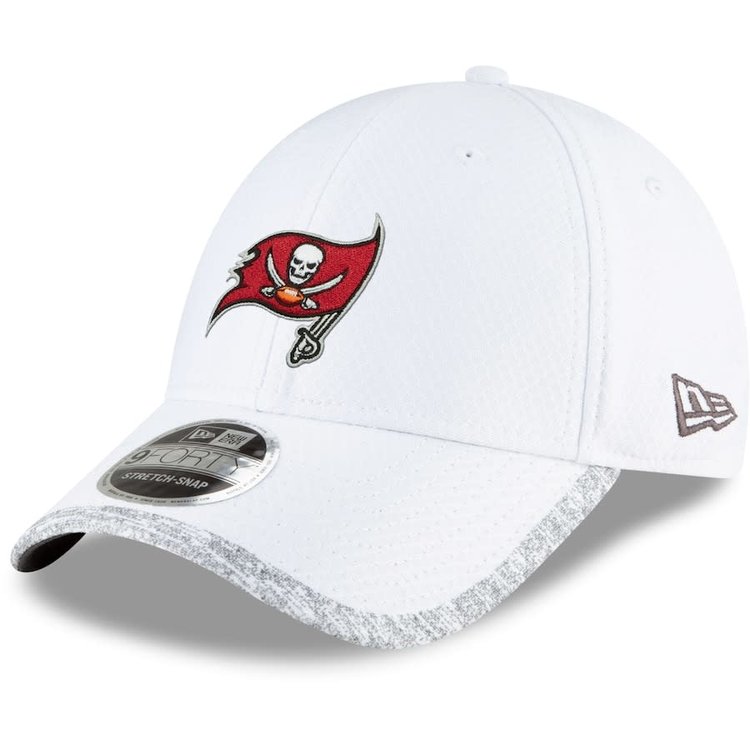 New Era Buccaneers NFL20 SBLV Sideline Stretch Snap 940 White