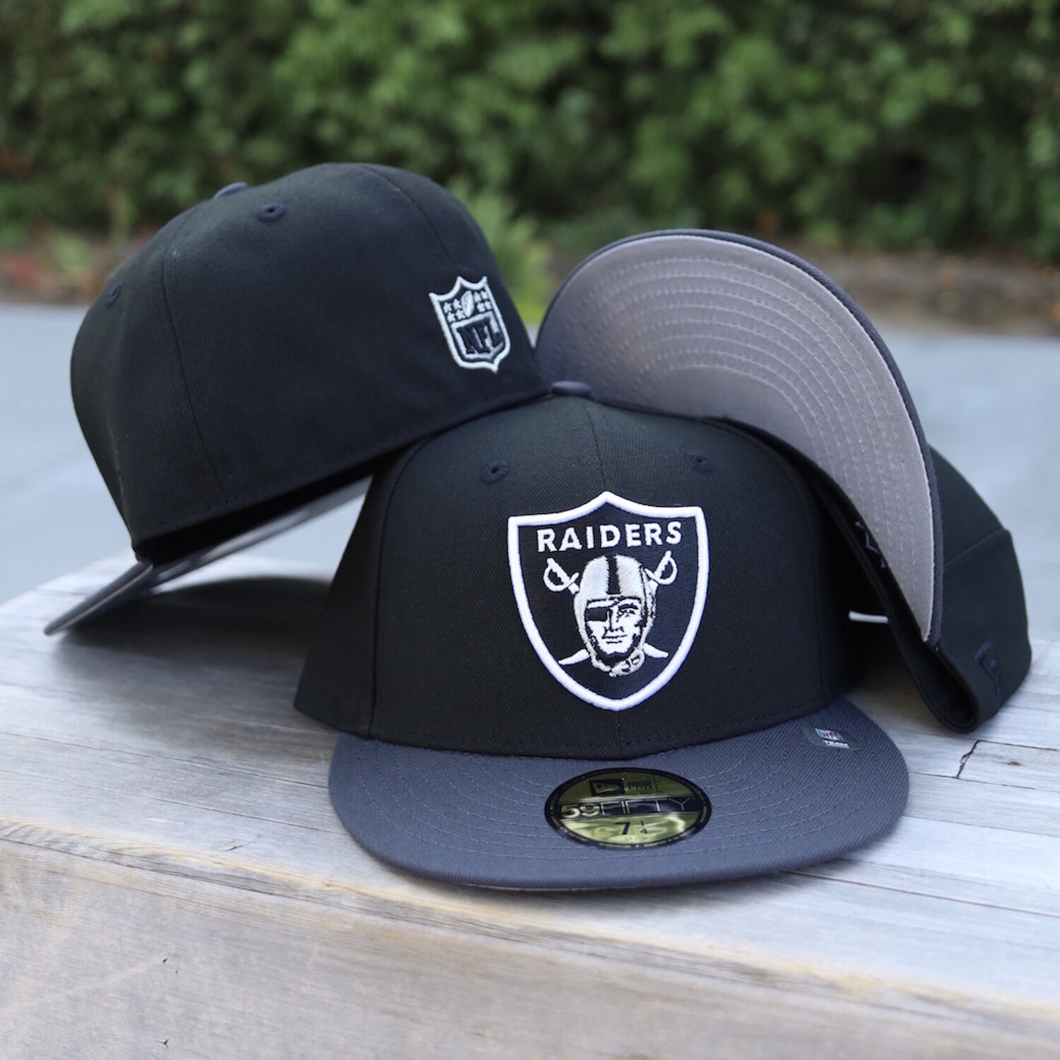 New Era Oakland Raiders Metal Badge 59Fifty Fitted Hat