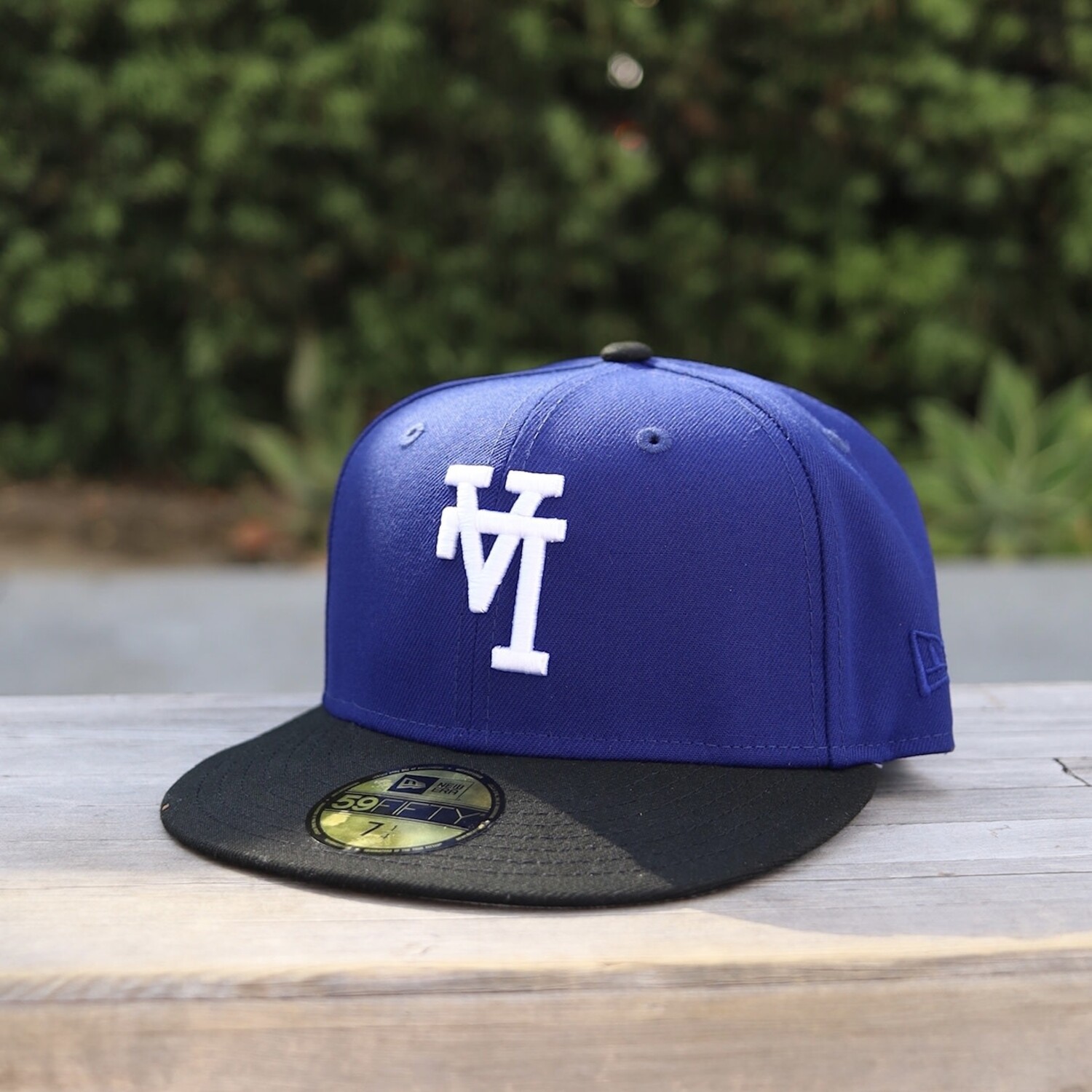 La cap blue black by New Era.