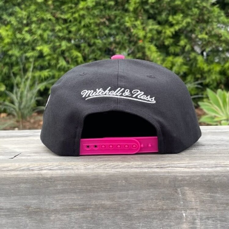 Mitchell and Ness WWE "The Hitman" Bret Hart M&N Snapback Black-Pink