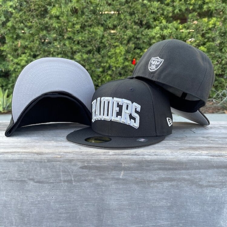New Era Raiders Black Silver Art Shell Arch